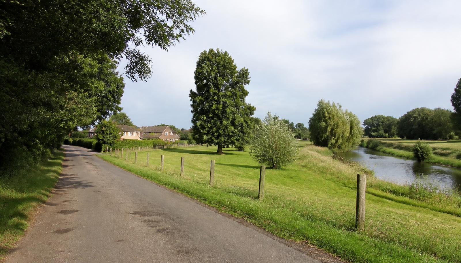 Village lane beside the Thames meadows in Kennington, Oxfordshire
